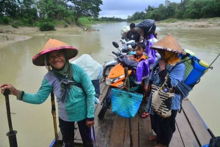 Transportasi perahu penyeberangan