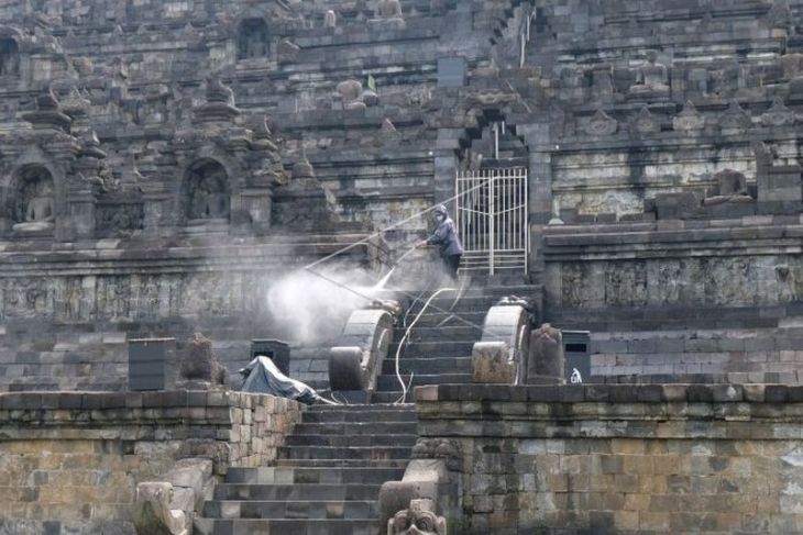 Perawatan rutin Candi Borobudur