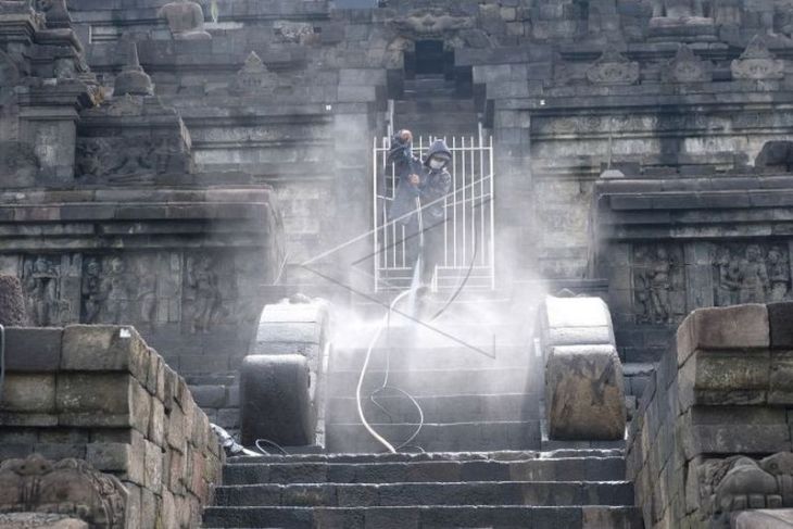 Perawatan rutin Candi Borobudur