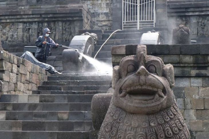 Perawatan rutin Candi Borobudur