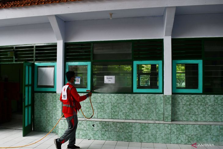 Penyemprotan Disinfektan di Sekolah Akibat COVID-19