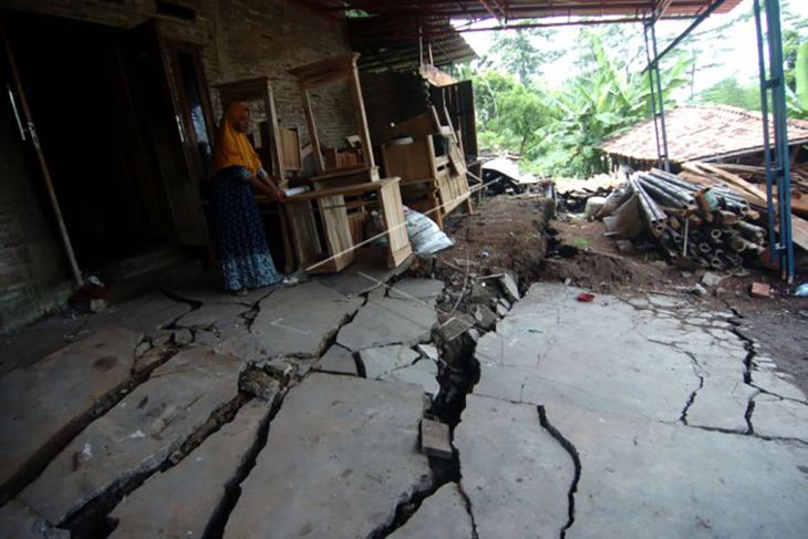 Bertambah rumah rusak akibat tanah bergerak