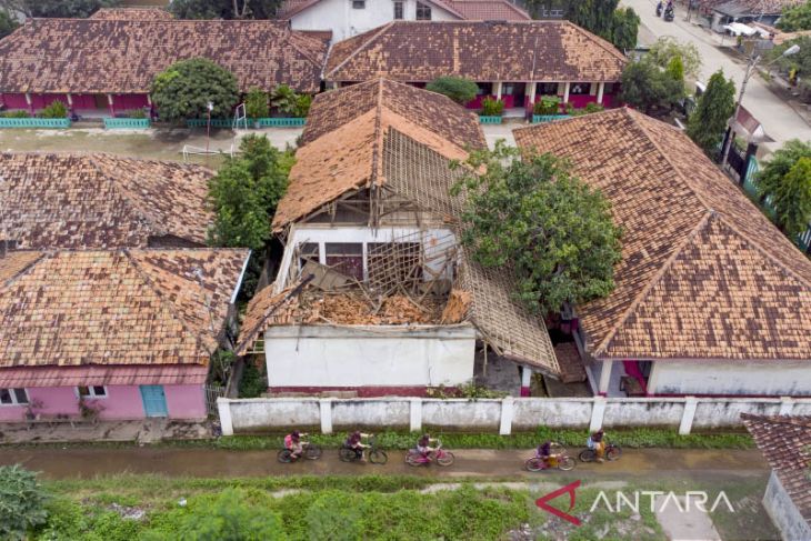 Ruang kelas sekolah ambruk di Karawang 