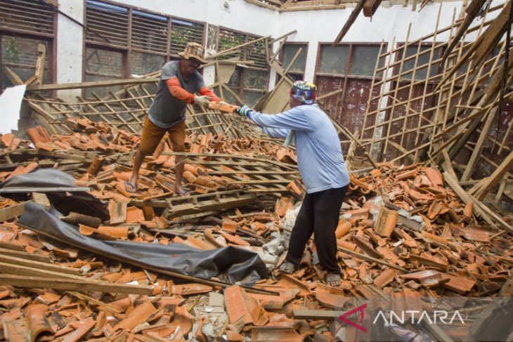 Ruang kelas sekolah ambruk di Karawang 