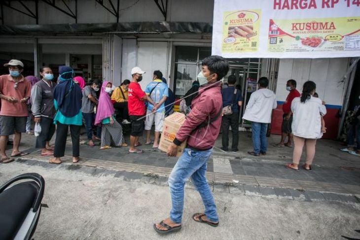 Warga antre membelli minyak goreng kemasan