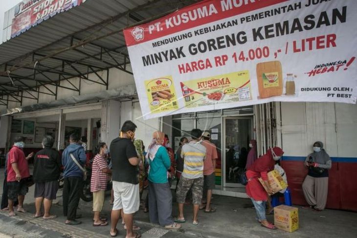 Warga antre membelli minyak goreng kemasan