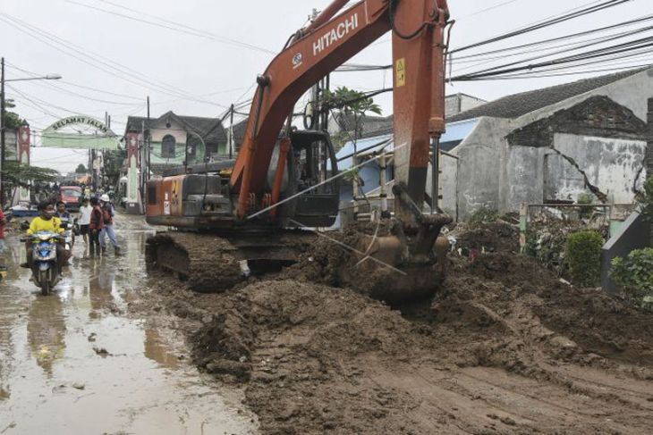 Bersihkan lumpur usai banjir Bekasi