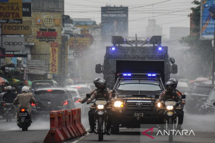 Patroli kerumunan di Bandung