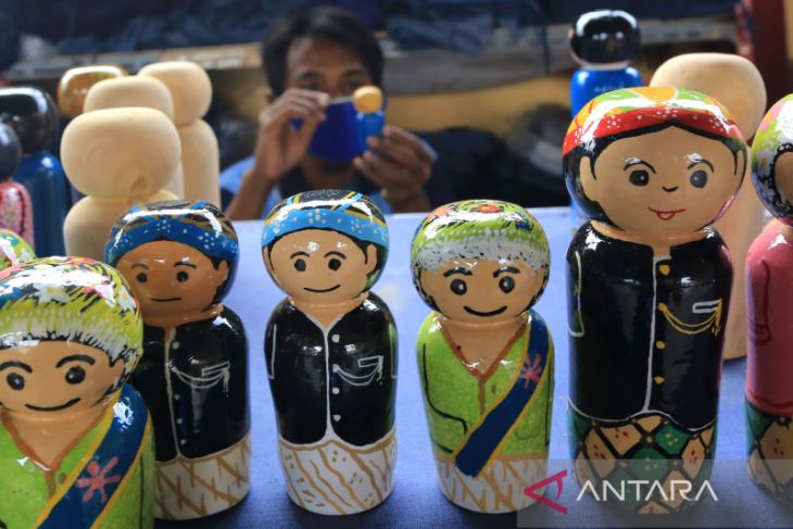 Kerajinan boneka kayu wargaa binaan 