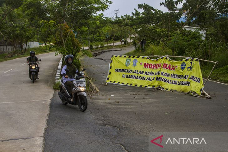 Jalan Nasional Di Kalimantan Selatan Longsor