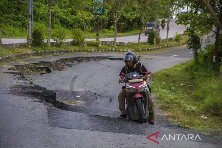 Jalan Nasional Di Kalimantan Selatan Longsor