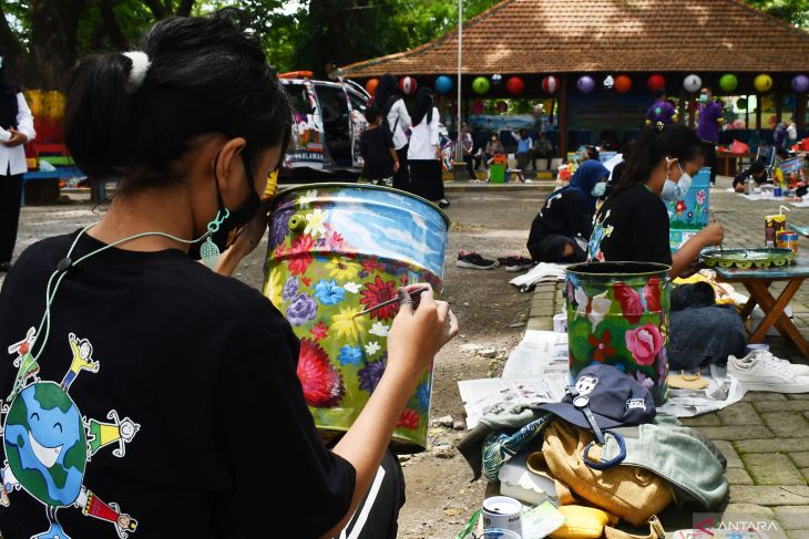 Lomba Melukis Tong Sampah di Madiun
