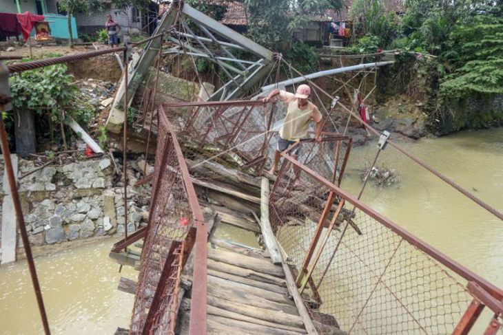 Jembatan rusak di Bogor