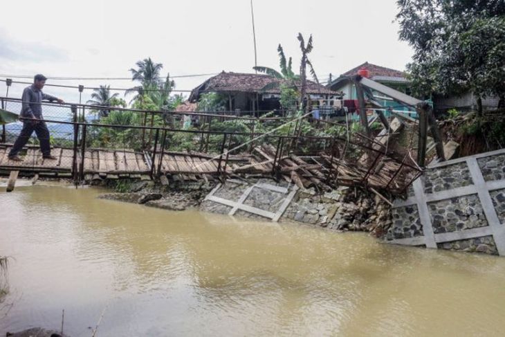 Jembatan rusak di Bogor