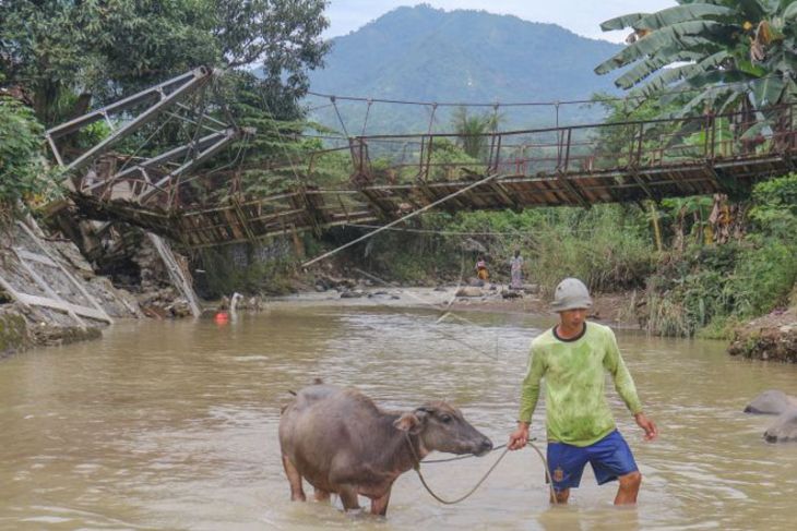 Jembatan rusak di Bogor