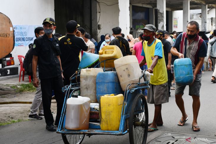 Pendistribusian Minyak Goreng Curah di Madiun