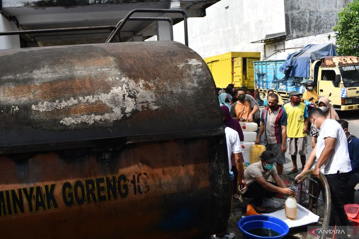 Pendistribusian Minyak Goreng Curah di Madiun