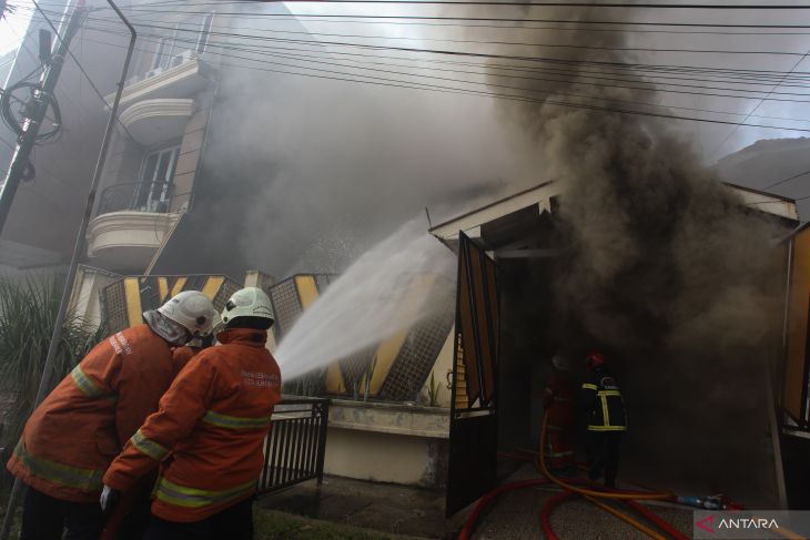 Kebakaran rumah di Surabaya