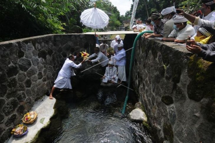 Upacara Mendak Tirta