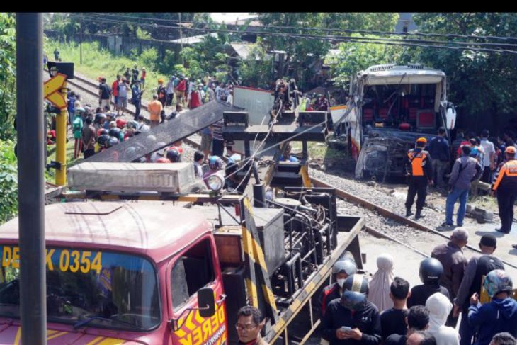 Kecelakaan bus tertabrak kereta api