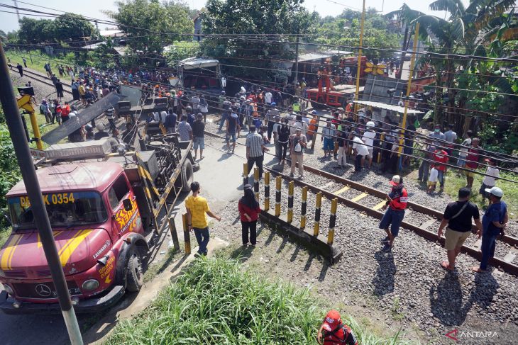 Kecelakaan bus pariwisata dengan kereta api