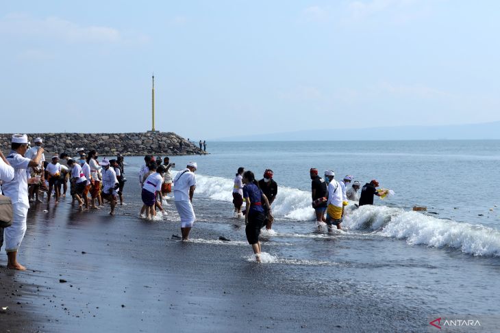 Upacara Melasti jelang Nyepi