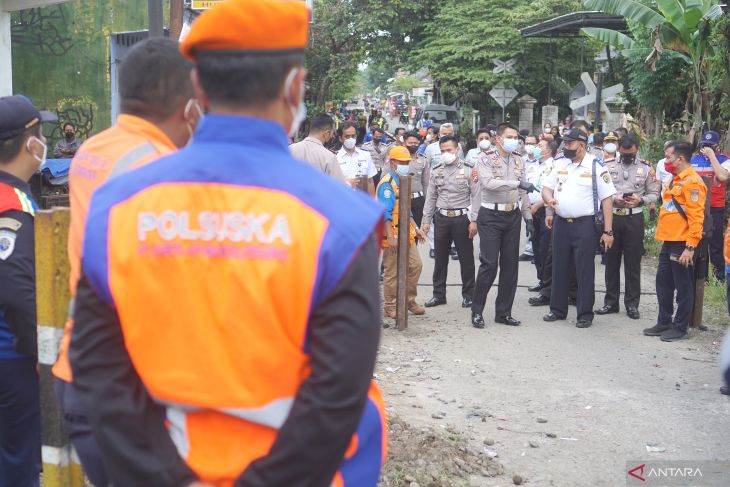 Penyelidikan penyebab kecelakaan bus dengan kereta api