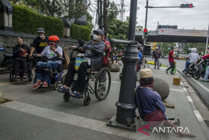 Peringatan Hari Kursi Roda Dunia di Bandung