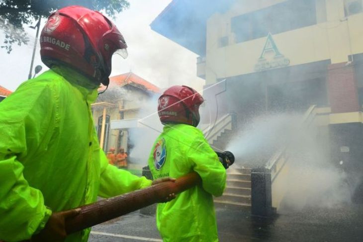 Simulasi penanganan kebakaran gedung