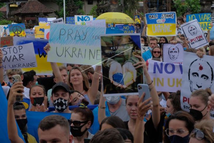 Aksi Damai WNA Ukraina Di Bali