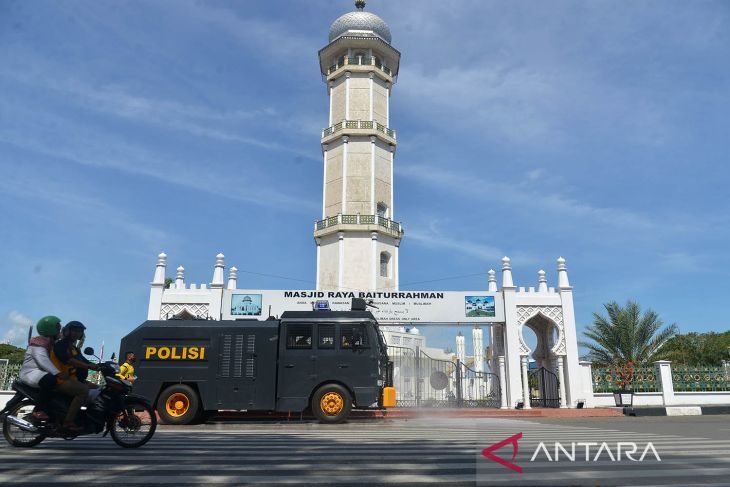 Penyemprotan disinfektan jelang shalat jumat di Masjid Raya