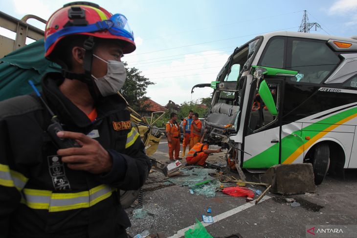 Kecelakaan Bus Pariwisata di Tol Dupak