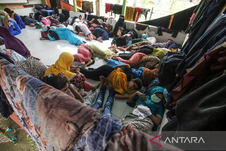 Etnis rohingya terdampar menunggu pemindahan