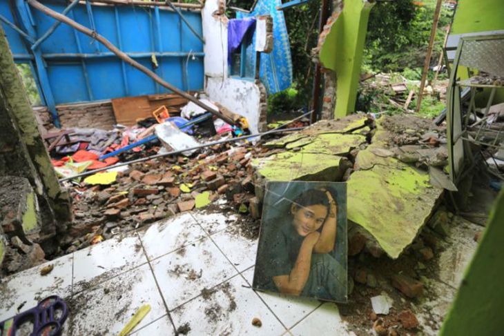 Rumah rusak akibat pergerakan tanah di Cirebon