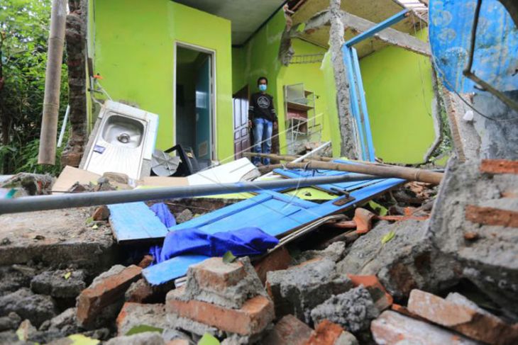Rumah rusak akibat pergerakan tanah di Cirebon