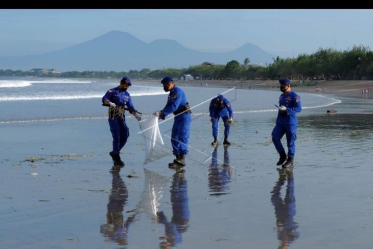 Bersih-bersih sampah Pantai Kuta