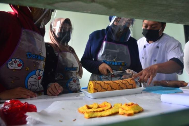 Pelatihan pembuatan kue