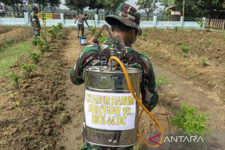 Pemanfaatan formula Bios 44 Satgas Citarum Harum 