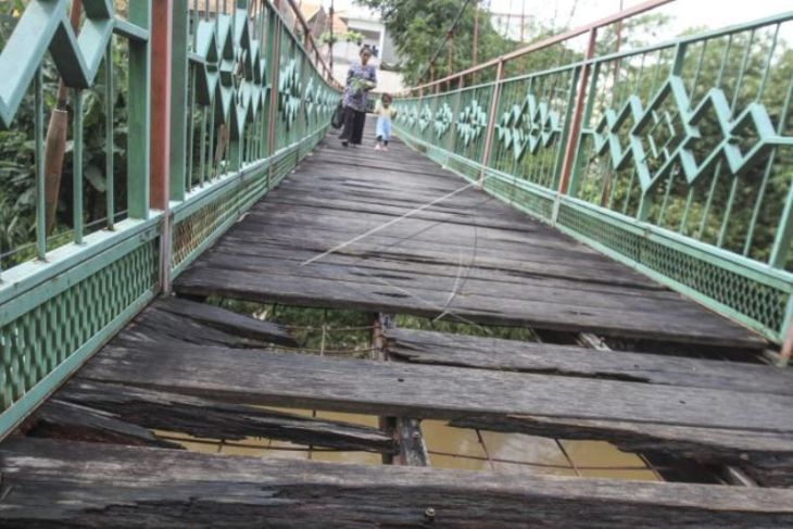 Jembatan Wiratman penghubung Depok-Jakarta berlubang