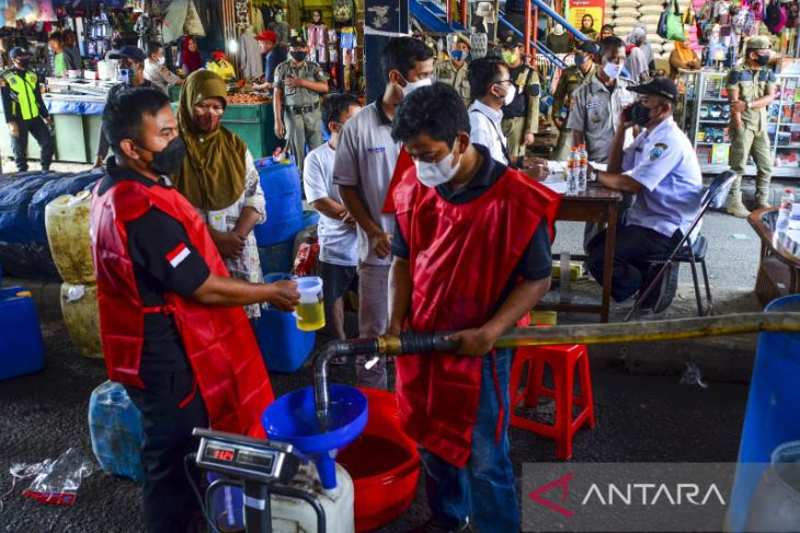 Operasi pasar minyak goreng bagi pedagang 