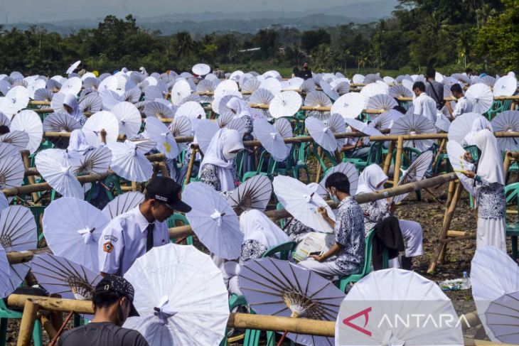 Rekor Muri melukis Payung Geulis 