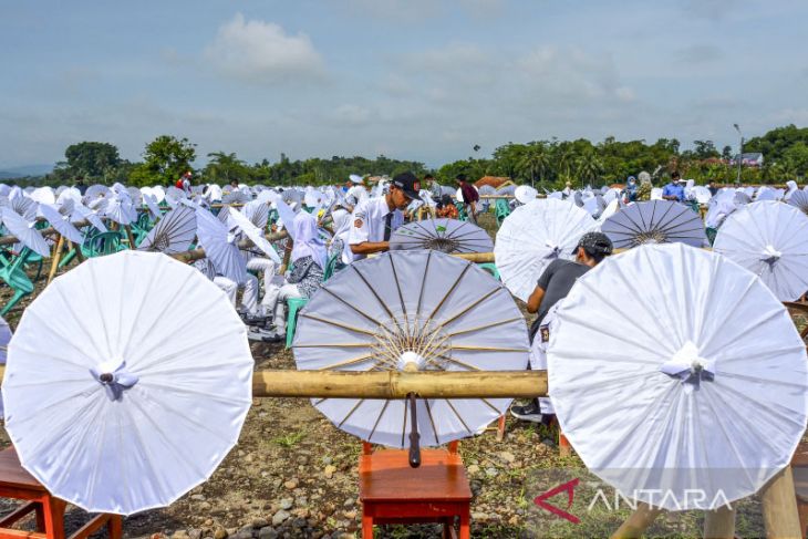 Rekor Muri melukis Payung Geulis 