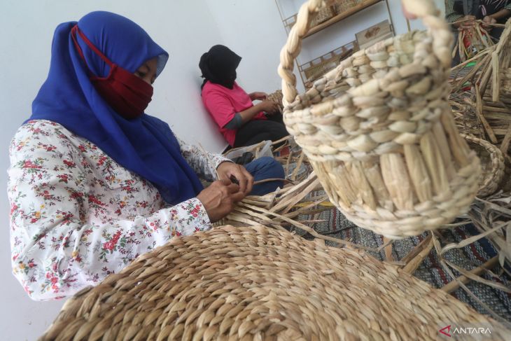 Kerajinan Vas Bunga dari Enceng Gondok