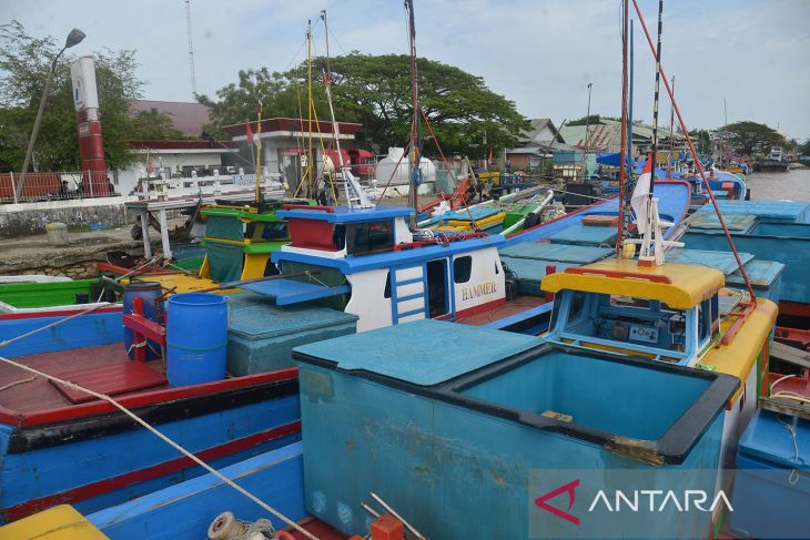 Kapal nelayan antre solar di Pelabuhan Lampulo