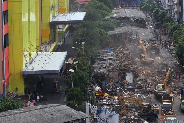 Pembongkaran Tempat Penampungan Sementara Pasar Turi