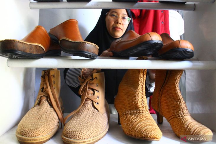 Perajin Sepatu Kulit di Malang