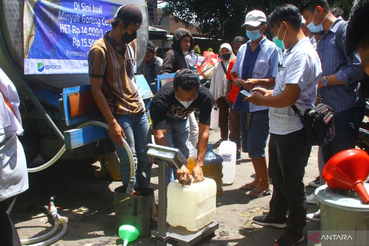 Operasi Pasar Minyak Goreng Curah di Malang