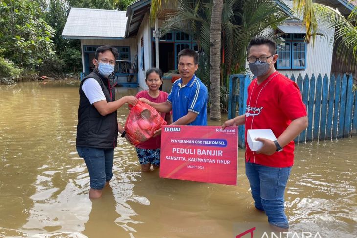 Telkomsel salurkan bantuan kepada warga terdampak banjir di Sangatta