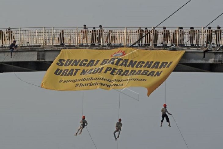 Pembentangan spanduk aksi bersih Sungai Batangahari