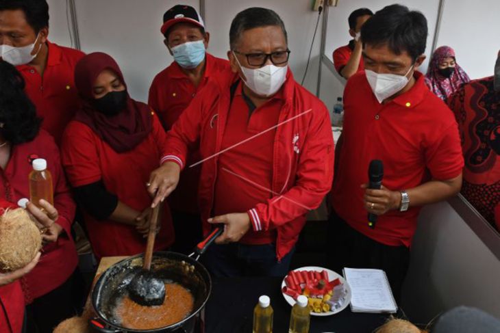 PDIP Demo Masak Tanpa Minyak Goreng Sawit